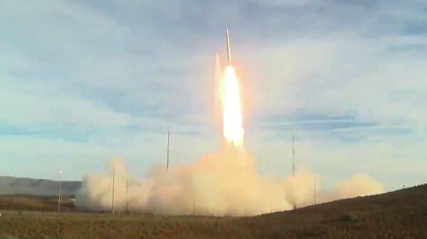 Запуск баллистической ракеты с авиабазы Ванденберг в Калифорнии