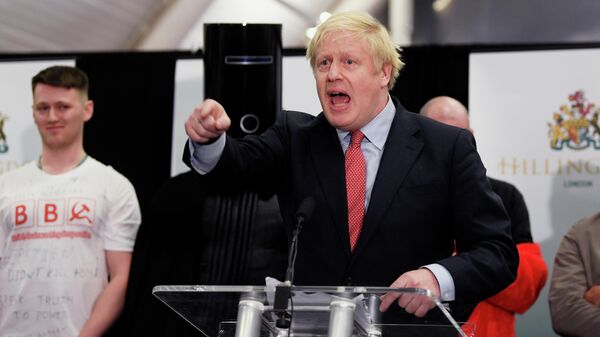 Британский премьер-министр Борис Джонсон произносит речь во время подсчета голосов на всеобщих выборах в Великобритании