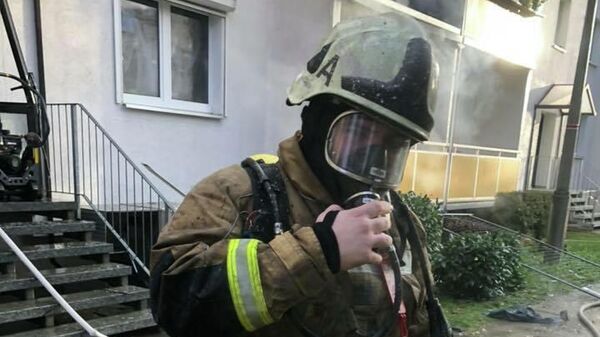 Пожарные на месте взрыва в жилом доме в немецком Бланкенбурге