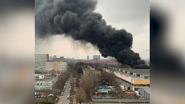 Склад горит на юге Москвы