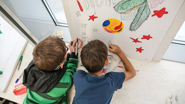 Дети рисуют открытку к Новому году