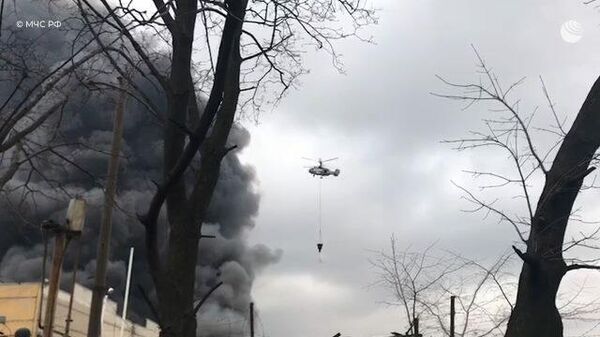 Пожарный вертолет МЧС тушит горящий склад на Варшавском шоссе в Москве