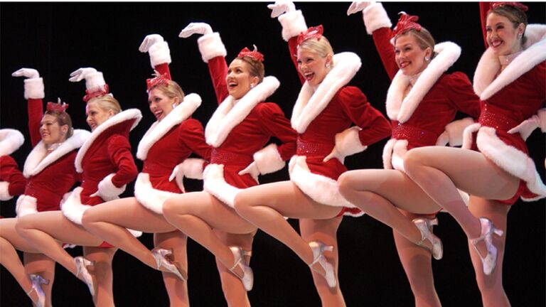 Участницы шоу Radio City Rockettes