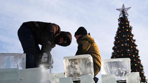 Скульпторы во время строительства ледового городка на площади имени Ленина в Чите