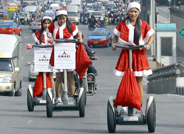 Девушки в костюмах Санта-Клауса в центре Бангкока