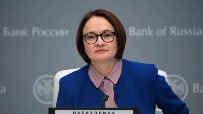  Председатель Центрального банка РФ Эльвира Набиуллина перед началом пресс-конференции 