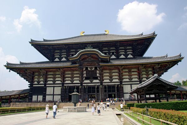Холл Дайбутсуден храма Тодай-дзи, самого большого в мире деревянного здания. Город Нара, Япония