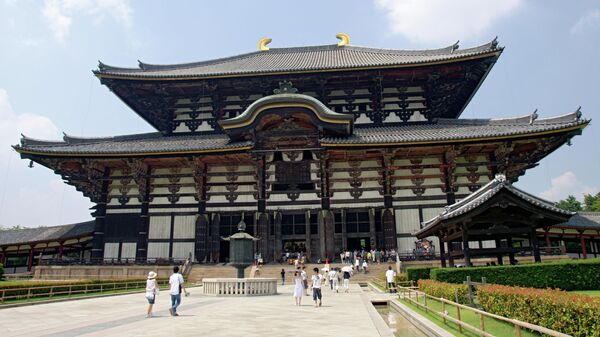 Холл Дайбутсуден храма Тодай-дзи, самого большого в мире деревянного здания. Город Нара, Япония