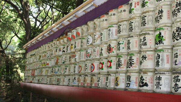 Бочки с саке в синтоистском храме Мэйдзи Дзингу в Токио
