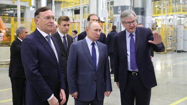 Президент РФ Владимир Путин во время посещения ПАО КамАЗ Президент РФ Владимир Путин во время посещения ПАО КамАЗ