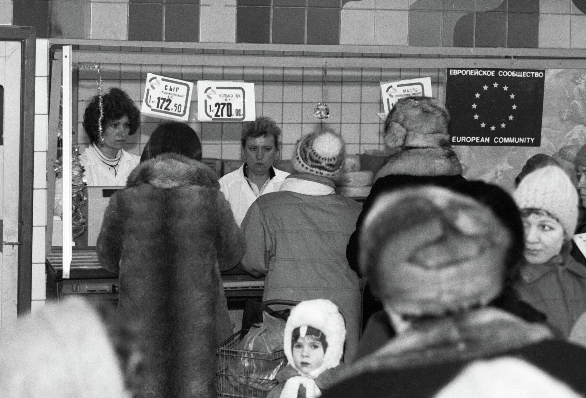 Жители Москвы покупают продукты, присланные Европейским Сообществом в рамках гуманитарной помощи - РИА Новости, 1920, 13.01.2022