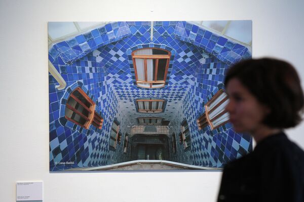 Посетительница на выставке Антонио Гауди. Барселона в Московском музее современного искусства. Дом Бальо: внутренний двор