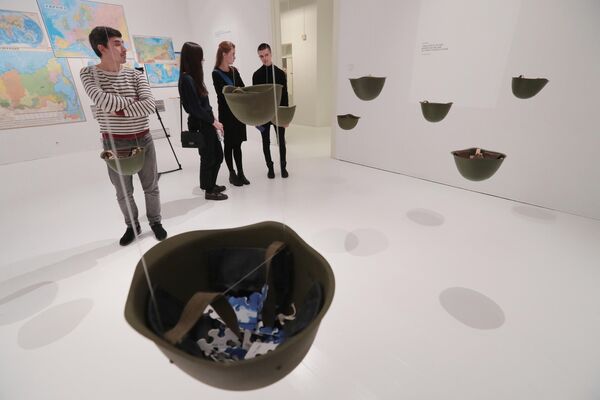 Инсталляция Шлемы Йоко Оно, 2001/2019 на выставке Небо всегда ясное японской авангардной художницы, певицы, вдовы Джона Леннона Йоко Оно в Московском музее современного искусства