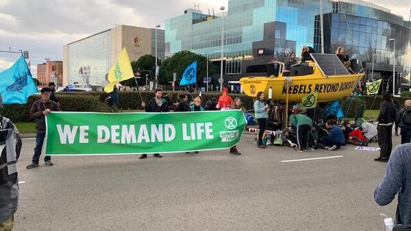 Экоактивисты устроили акцию протеста перед выставочным комплексом Ifema, где завершается климатическая конференция COP 25 в Мадриде