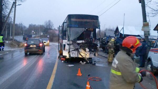 Автобус Scania столкнулся с грузовым автомобилем ГАЗ-53 в Ивановской области