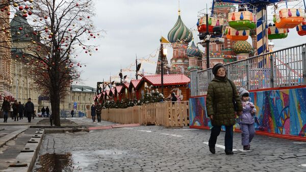 Прохожие на Красной площади в городе Москве