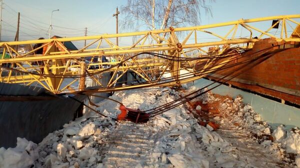 Опрокидывание башенного крана на проезжую часть дороги в Карпинске