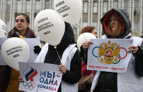 Акция в поддержку российских спортсменов у здания Олимпийского комитета России в Москве