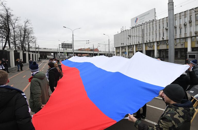 Акция в поддержку российских спортсменов у здания Олимпийского комитета России в Москве