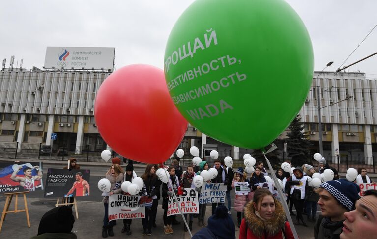 Акция в поддержку российских спортсменов у здания Олимпийского комитета России в Москве