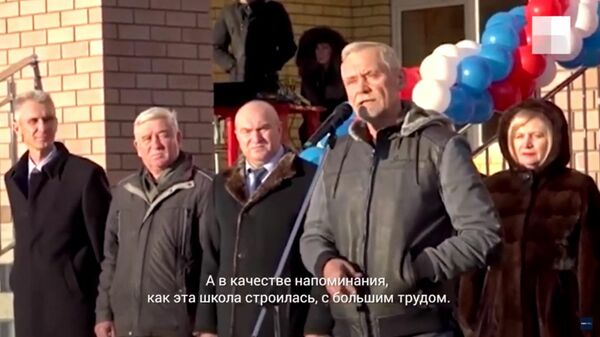 Депутат подарил чиновникам вазелин при открытии нижегородской школы