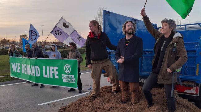 Активисты движения против климатических изменений Extinction Rebellion во время акции протеста перед выставочным комплексом Ifema в Мадриде