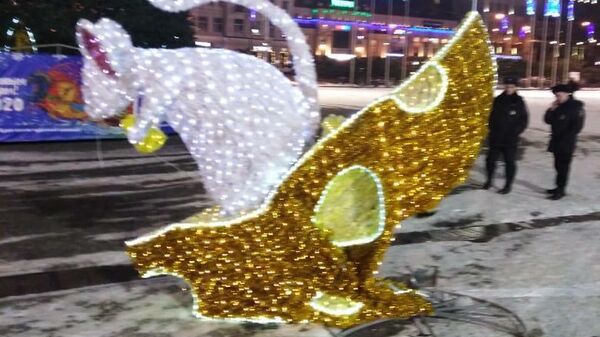 Новогодняя фигура, поврежденная водителем, устроившим дрифт вокруг новогодней елки на центральной площади Владивостока