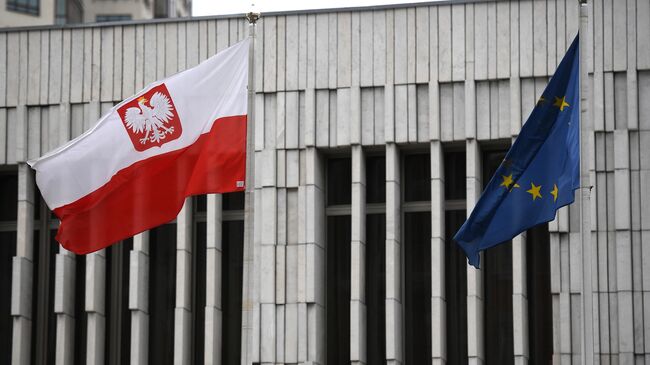 Флаг Польши и Евросоюза на территории посольства Польши в Москве
