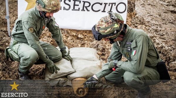 Саперы Вооруженных сил Италии во время разминирования неразорвавшейся бомбы