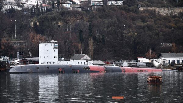Затонувший большой плавучий док ПД-16 со списанной и выведенной из состава флота подлодкой Б-380 в Южной бухте Севастополя
