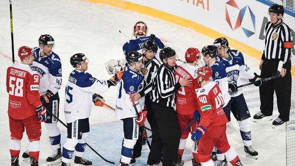 Судьи разнимают хоккеистов в матче Россия – Финляндия