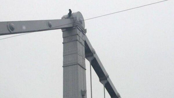Мужчина на опоре Крымского моста в Москве