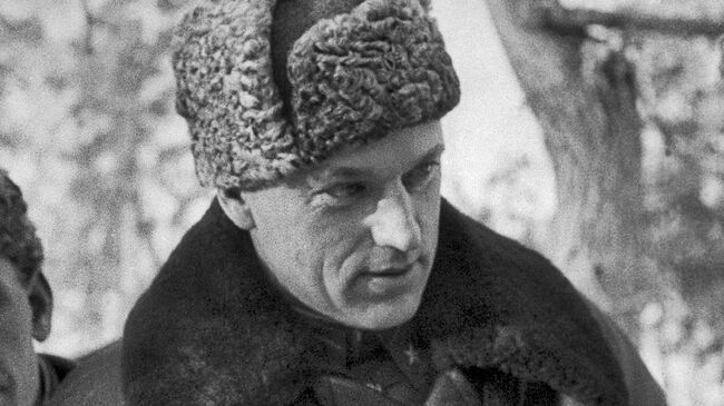 Генерал-лейтенант Константин Рокоссовский. Декабрь 1941 года. Кадр из документального фильма Москвичи в 1941 году. Генерал-лейтенант Константин Рокоссовский. Декабрь 1941 года. Кадр из документального фильма Москвичи в 1941 году.