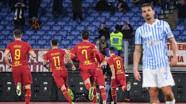 Футболисты Ромы радуются забитому голу
