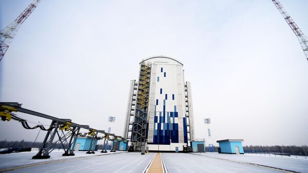 Мобильная башня обслуживания стартового комплекса РН Союз-2 на космодроме Восточный в Амурской области