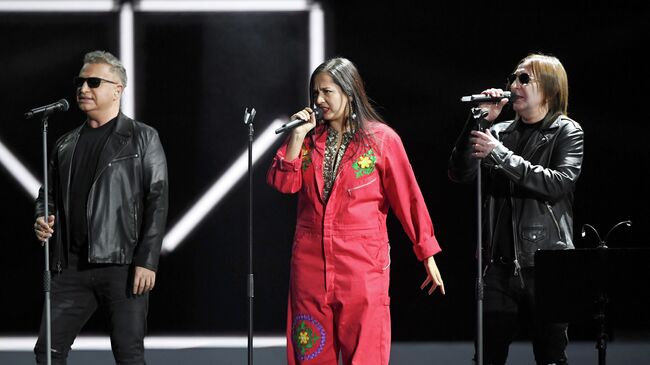 Леонид Агутин, Manizha и Шура Би-2 во время выступления на Российской национальной музыкальной премии Виктория — 2019