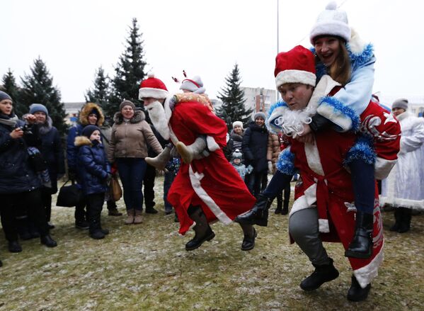 Участники во время забега Дедов Мороза и Снегурочек в рамках праздника Нашествие Дедов Морозов в Рыбинске
