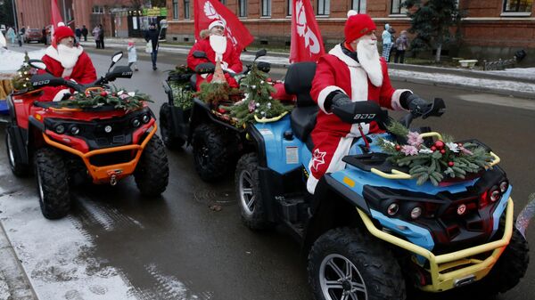 Участники праздника Нашествие Дедов Морозов в Рыбинске