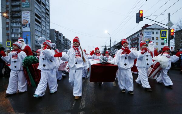 Участники праздника Нашествие Дедов Морозов в Рыбинске