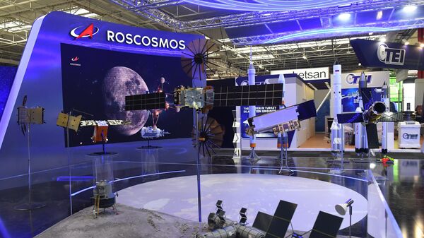 Макет участка лунной поверхности с элементами инфраструктуры пилотируемых экспедиций в павильоне Роскосмоса