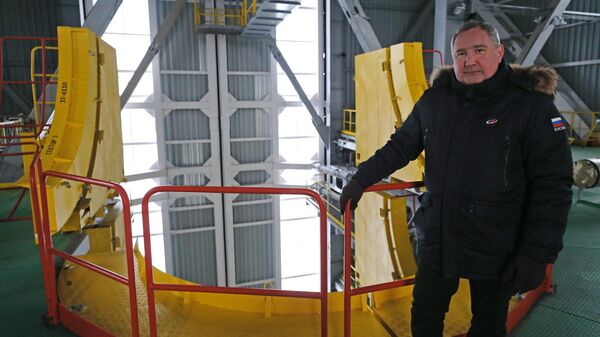 Генеральный директор госкорпорации Роскосмос Дмитрий Рогозин в мобильной башне обслуживания стартового комплекса РН Союз-2 на космодроме Восточный