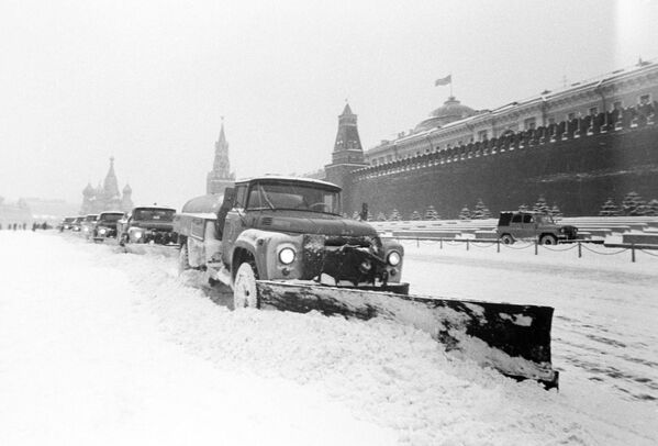Уборка московских улиц после снегопада
