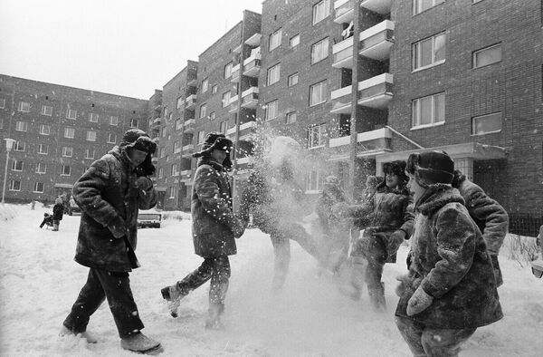Дети играют в снежки в Тольятти