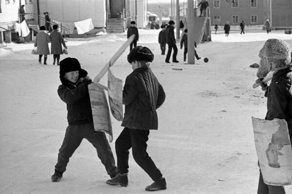 Подростки играют во дворе одного из жилых районов города Якутска
