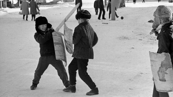 Подростки играют во дворе одного из жилых районов города Якутска