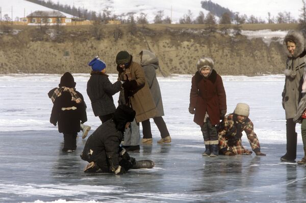 Дети поселка Байкальское любят играть на льду озера Байкал