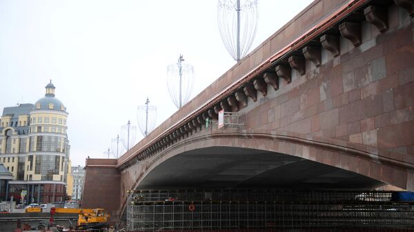 Ремонтные работы на Большом Москворецком мосту в Москве