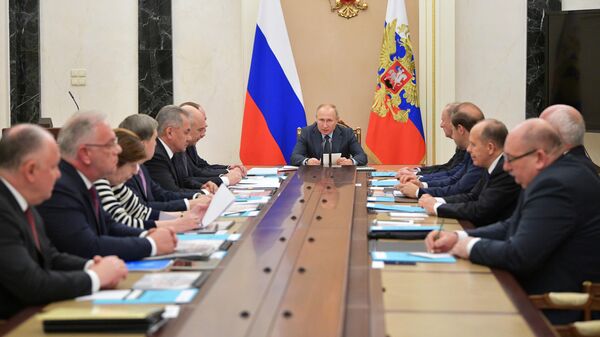 Президент РФ Владимир Путин проводит заседание Комиссии по вопросам военно-технического сотрудничества с иностранными государствами