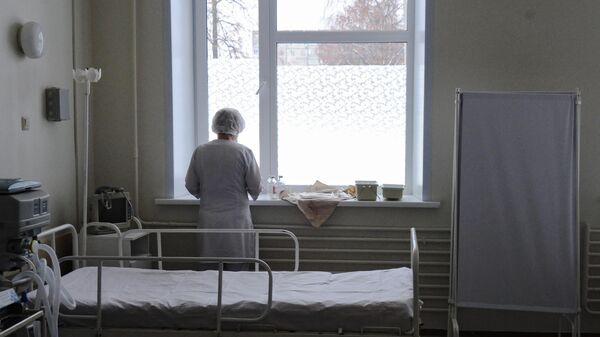 Медицинская сестра в больничной палате