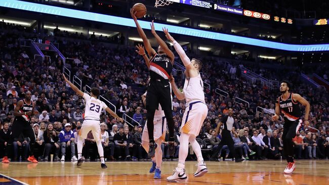 Игрок БК Портленд Трэйл Блэйзерс Анферни Саймонс (1) и игрок БК Финикс Санз Арон Бэйнс в матче регулярного чемпионата НБА